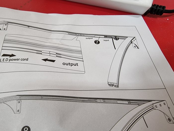 Illustration av en anvisning för hur man ansluter en LED-driver med input och output märkta.