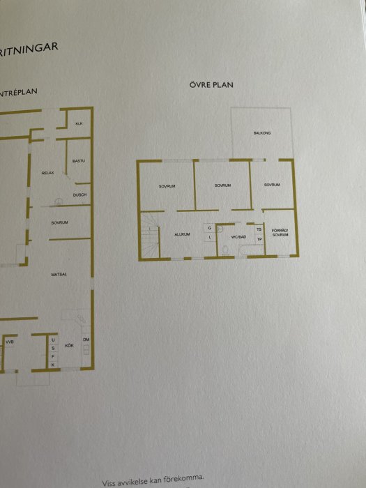 Planritning av ett övre våningsplan i en villa med markerad balkong och rum.