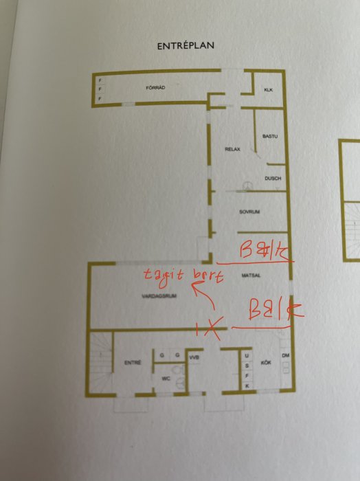 Ritning av ett hus entreplan med markerad balk och vägg som tagits bort för att utöka vardagsrummet.