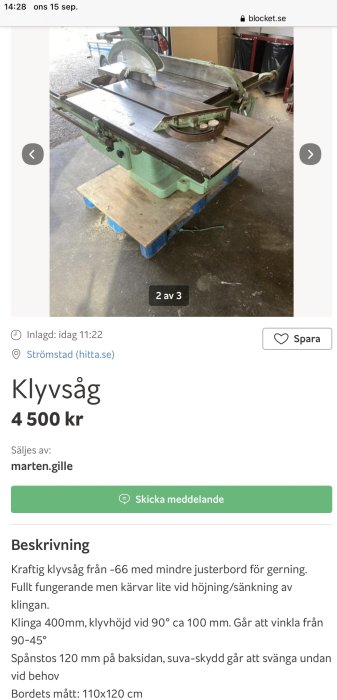 Stor och kraftig klyvsåg från -66 på träpall, använt skick med äldre design och metallbord.