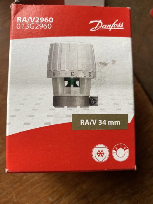 En Danfoss RAV/2960 termostatventil på en förpackning som anger RAV 34 mm storlek och temperaturinställningar.