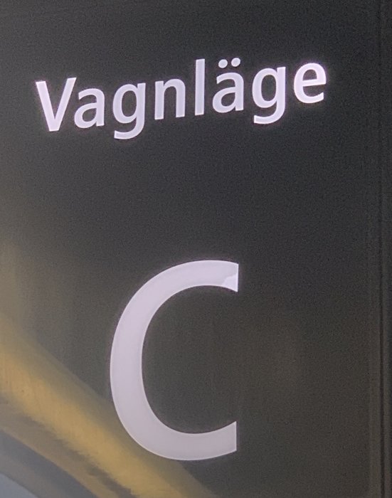 Skylt med texten 'Vagnläge' och en stor bokstav C, med fokus på en del av skylten.