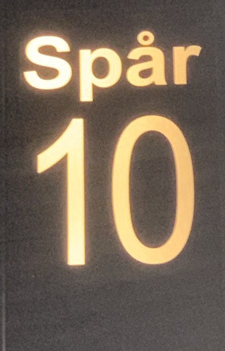 Uppljusad skylt med texten "Spår 10".