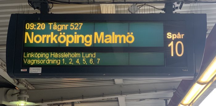 Avgångstavla med tåg 527 till Malmö från spår 10, inkluderar städer och vagnordning.