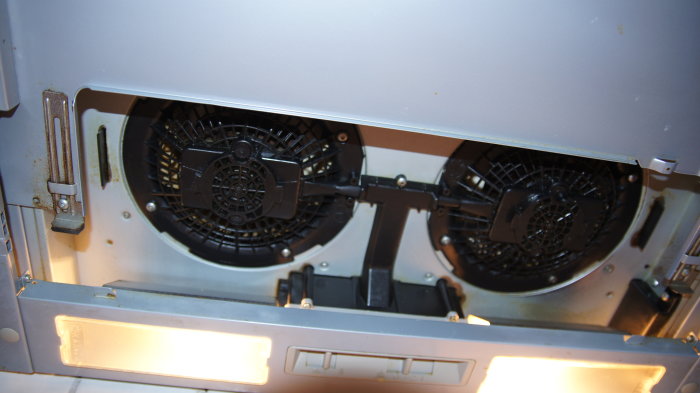 Inre delen av en Whirlpool köksfläkt Ikea WH med fokus på de svarta roteringshjulen och kåpan ovanför.