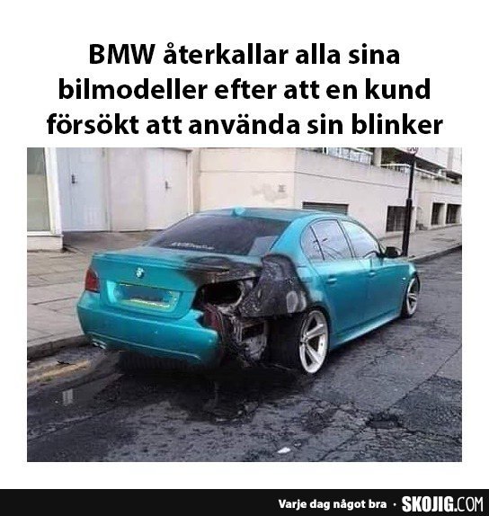 BMW-bil med skadad bakdel och ironisk text om användning av blinkers.