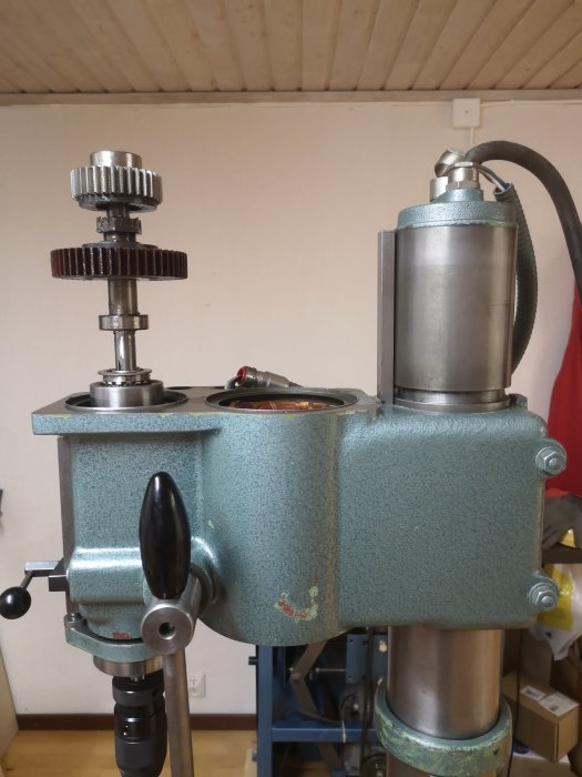 Återmonterad motor med nytt lager på axeln, exponerad stator och ren rotor synlig i verkstadsmiljö.