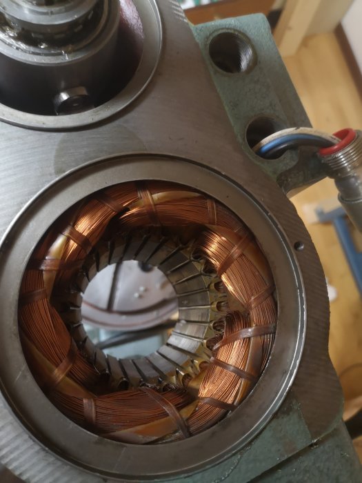 Renoverad motor med nytt lager och rengjorda stator- och rotor-ytor.