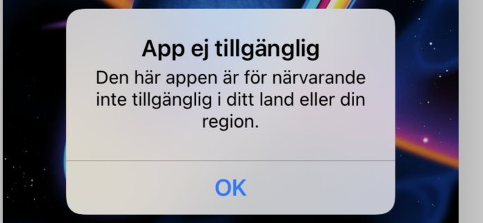 Skärmdump visar ett felmeddelande i App Store: "App ej tillgänglig" på grund av regionrestriktioner.