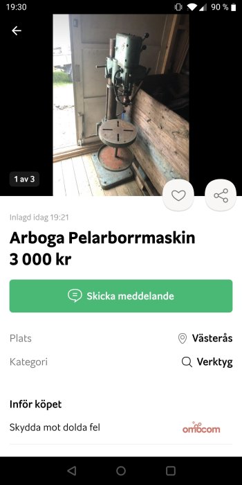 Arboga pelarborrmaskin står i ett rum med öppen dörr och trägolv, säljs för 3000 kr.