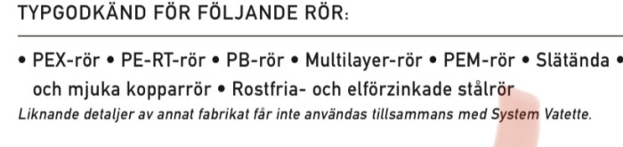 Bild på en textlista över typer av rör godkända för användning med System Vatette, pekfinger pekar på texten.