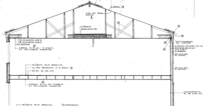 Strukturell ritning av ett radhus med markerade takstolar och gavelvägg indikerande renovering för fönsterinstallation.