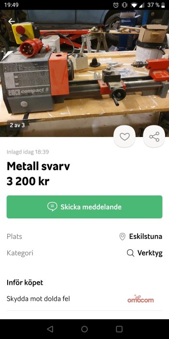 Metall svarv Emco Compact 5 på ett rörigt arbetsbord omgiven av verktyg och byggmaterial.