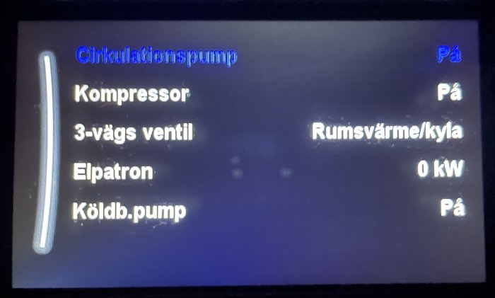 Skärmdump av kontrollpanel för värmesystem som visar status för cirkulationspump, kompressor, 3-vägs ventil, elpatron, och kylpump.