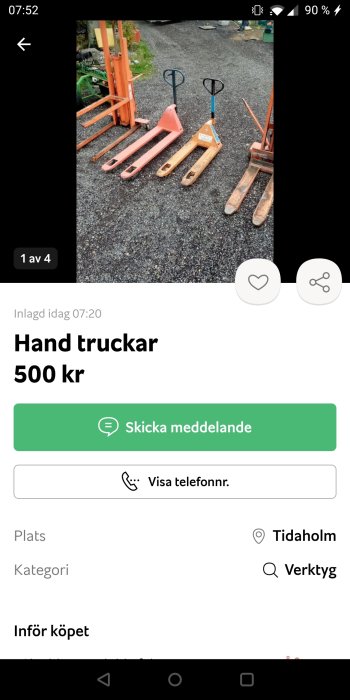 Tre olika färgade handtruckar placerade på en grusyta till salu.