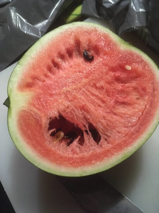Uppskuren vattenmelon som ser saftig ut med några frön synliga.