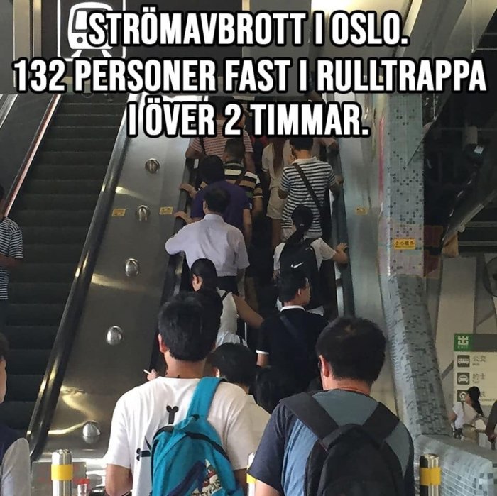 Personer står fast på en stillastående rulltrappa på grund av strömavbrott.