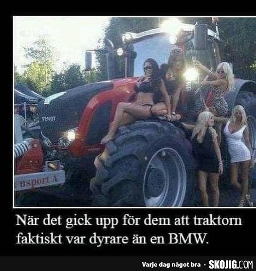 Personer poserar glatt på en stor röd traktor med text som skämtsamt kommenterar traktorns värde jämfört med en BMW.