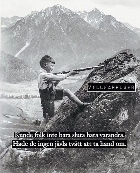 Pojke i lederhosen siktar med gevär mot bergslandskap, svartvit bild med text om människors beteenden.