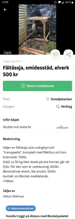 Fältässja av trä och metall för smidesarbete, saknar svänghjul, mot svart bakgrund.