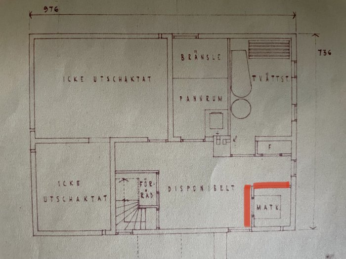 Ritning av ett hus med en vägg markerad i rött mellan matplats och disponibelt rum, eventuell bärande struktur.