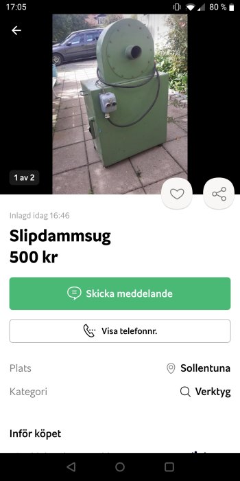 Grön slipdammsugare som står på en trottoar, till salu för 500 kr.