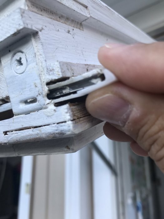 Sliten plastdetalj på ett EPA-fönster från 1987 som behöver bytas ut.