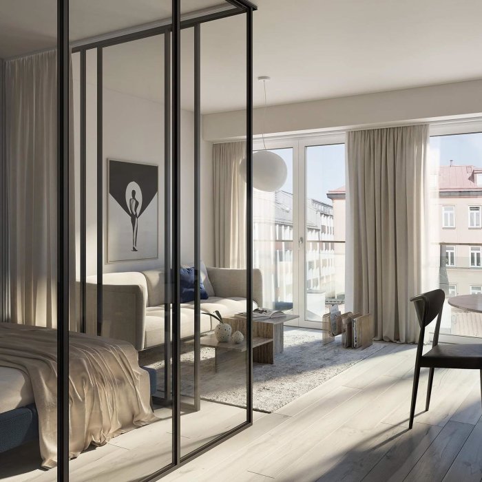 Minimalistiskt glashörn med skjutdörr i modernt vardagsrum med utsikt över stad.