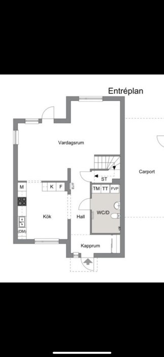 Planritning av ett hus med vardagsrum, kök, hall och carport indikerande en svårmöblerad layout.