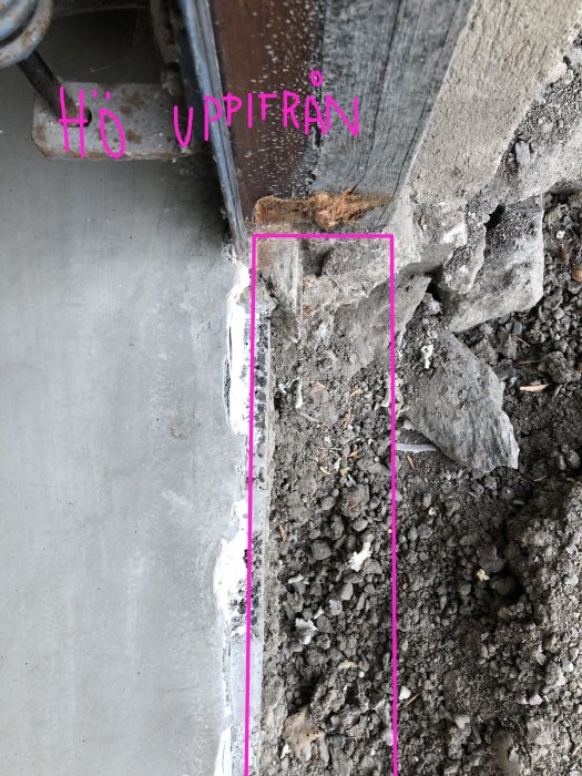 Hörn av källargolv med markerad linje för betongbalks placering, befintlig grundmur syns.