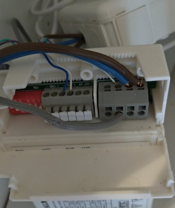 Felansluten telefonkabel kopplad till push dimmer, inkorrekt för elkabeldragning.