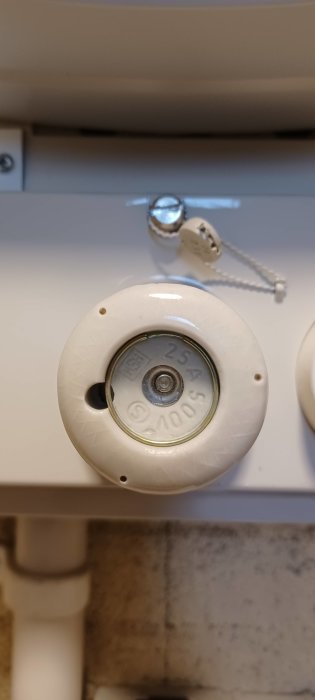 Enfas elmätare i skåp med säkringsstorlek märkt 25A indikerad.