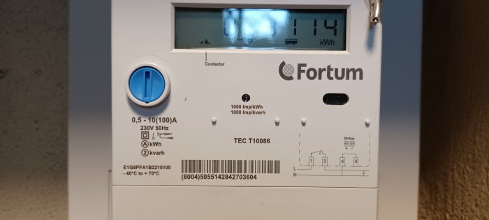 Elmätare i skåp märkt "Fortum" med specifikationer och enhetsvärden visande elektrisk förbrukning.