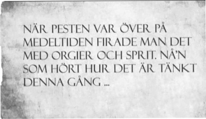 Text på åldrat papper: "När pesten var över på medeltiden firade man det med orgier och sprit. Nån som hört hur det är tänkt denna gång ...