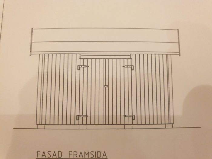 Ritning av en Pikabod 9,4 friggebod med synliga dubbeldörrar och vertikala väggpaneler.