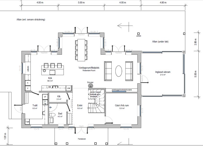 Arkitektonisk ritning över enplanshus med angivna mått, rum och möblering, ej innehållande uterummet i prisofferten.