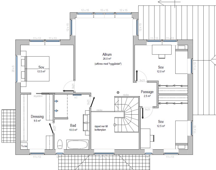 Arkitektritning av en våning i ett hus som visar rumsuppdelning och mått, inklusive sovrum, badrum och allrum.