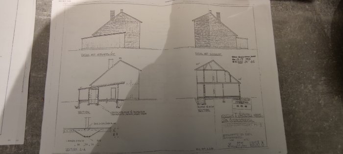 Byggritningar med olika vyer av ett hus, vissa delar är markerade för att tas bort.