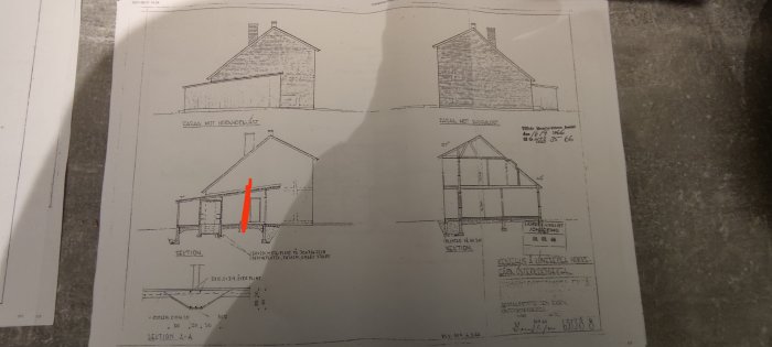 Byggritningar av ett hus med markerad icke-genomgående vägg, vy från flera sidor.