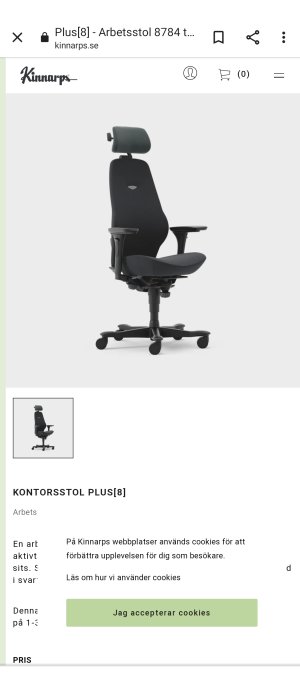 Svart arbetsstol från Kinnarps med hög rygg och justerbara armstöd framför vit bakgrund.