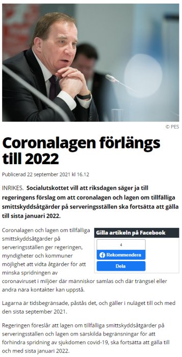 Man sitter vid mikrofon under presskonferens med text om förlängning av coronalagen till 2022.