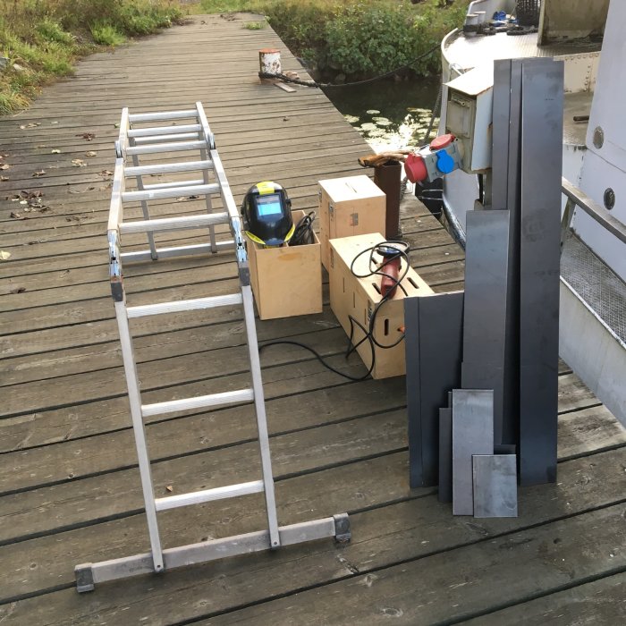 Komponenter och material till raketbrännare förberedda för konstruktion av eldstad på trädäck.