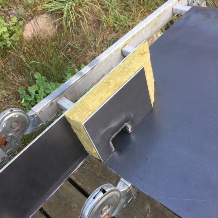 Del av hemmagjord raketbrännare med isolering och svetsade plåtar.