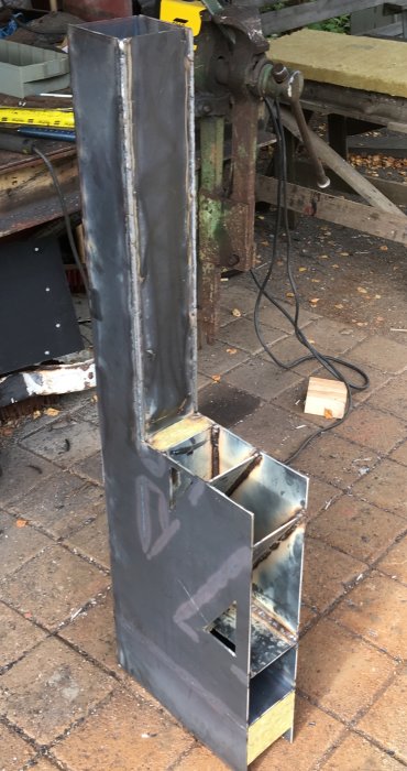 Svetsad metallkonstruktion för en rocket-stove massheater under tillverkning.