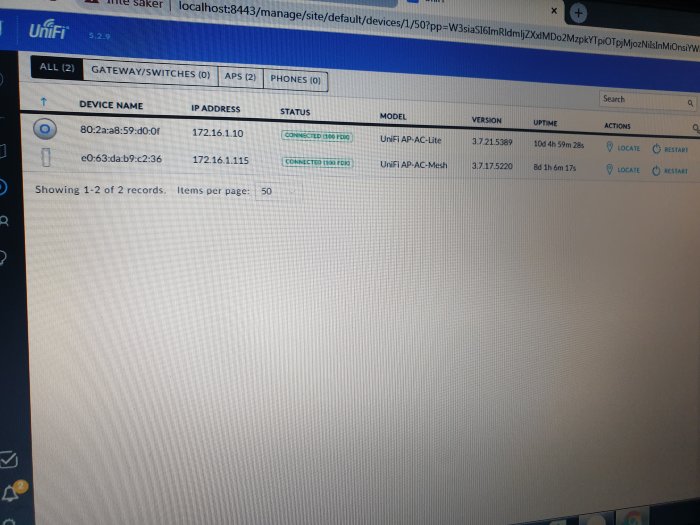 Skärmdump av UniFi Controller med två enheter listade, visar IP-adresser, status och modellinformation.