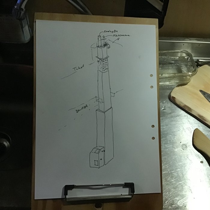 Handritad skiss av skorstenskonstruktion för kamin med mått och noteringar på ritblock.