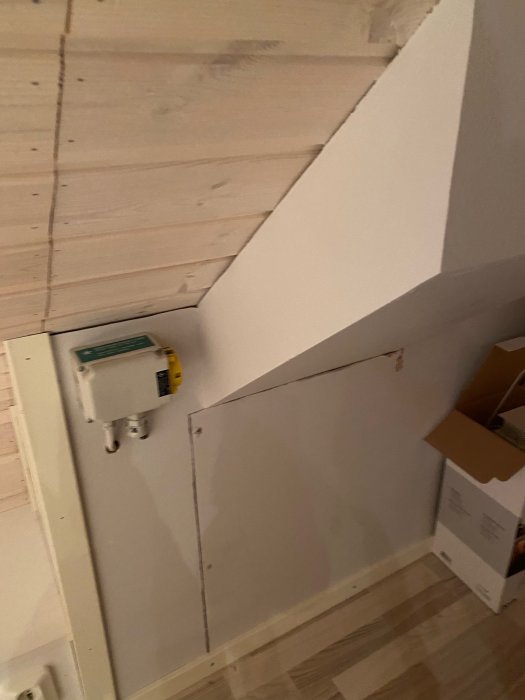 Taklutning med förberedelse för takkupa och synlig fläktmotorutrymme.