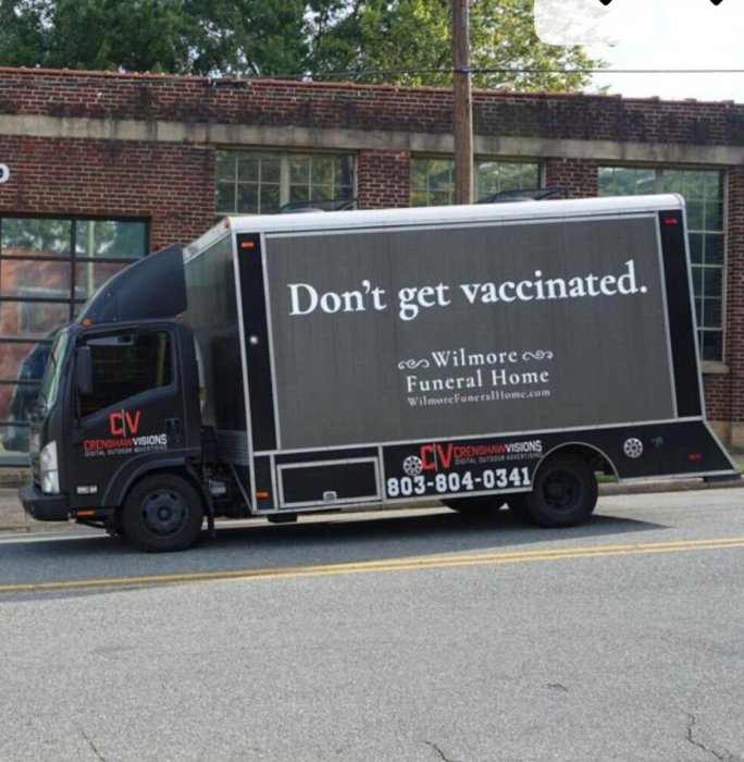 Lastbil med reklam för begravningsbyrå med kontroversiellt budskap "Don't get vaccinated.