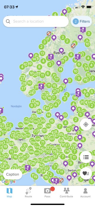 Karta över Sverige visar placering och numrering av CCS-laddare för elbilar, indikerade med gröna och lila cirklar.