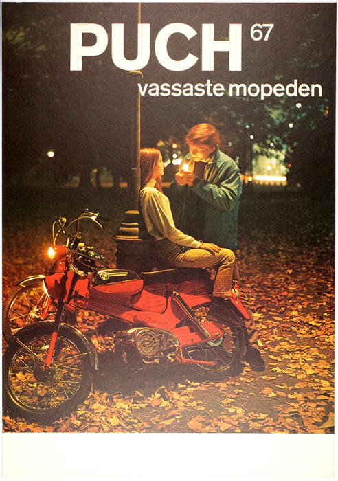 Retroaffisch av PUCH 67 mopeden, två tonåringar, pojke bjuder flicka på läsk, moped parkerad på lövfylld gata.